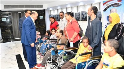 محافظ أسوان يسلم كراسي متحركة وماكينات خياطة وأفران لذوي القدرات والسيدات المعيلات