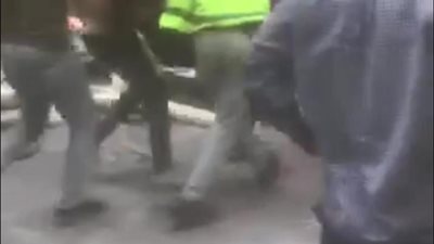 إصابة 6 أشخاص في حادث سقوط سقالة خشبية بجوار محطة مترو فيصل | صور