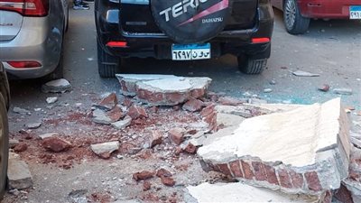 انهيار شرفة عقار تتسبب في تحطم 3 سيارات بالإسكندرية 
