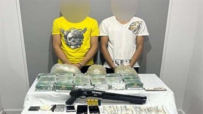 بقصد الاتجار.. القبض على عاطلين بحوزتهما أسلحة نارية ومخدرات بالمقطم