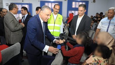 محافظ سوهاج يوزع الشنط والزي المدرسي على 1000 تلميذ من غير القادرين