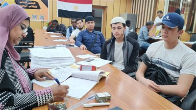 إقبال الطلاب الوافدين على قسم الجوازات للانتهاء من الحصول على الإقامة الخاصة بهم للدراسة بالأزهر