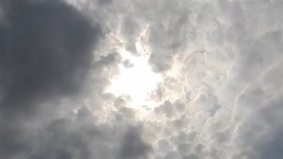 يتسبب في تلف العين.. البحوث الفلكية تحذر من النظر المباشر للشمس خلال الكسوف | بث مباشر 