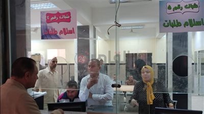 رئيس مدينة ملوي في المنيا يتابع سير العمل بالمركز التكنولوجي لخدمة المواطنين