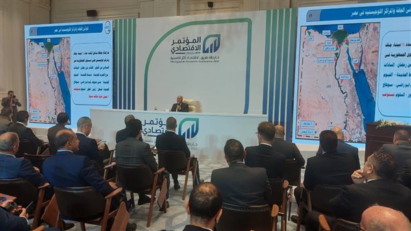 وزير النقل خلال الجولة