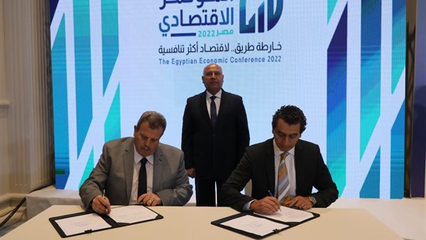 وزير النقل خلال توقيع