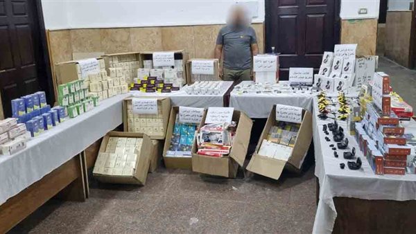 المتهم وبحوزته المضبوطات