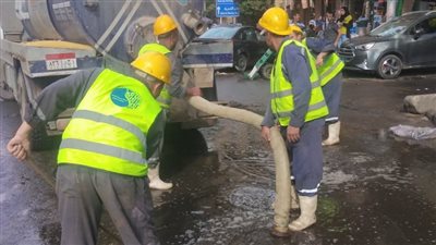 رئيس صرف القاهرة: جار سحب مياه الأمطار بالمناطق المتأثرة وانتشار المعدات بالطرق والمحاور الرئيسية 