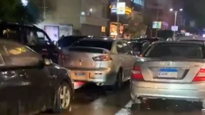 بسبب الأمطار الغزيرة.. شلل مروري في شوارع المهندسين بالجيزة | بث مباشر