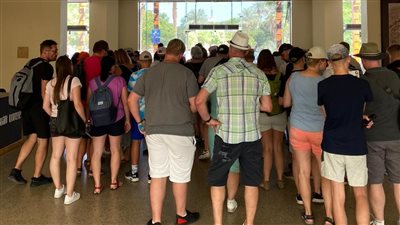 إقبال سياحي على زيارة معابد الكرنك وسط استعدادات الأقصر للاحتفال بمئوية توت عنخ آمون