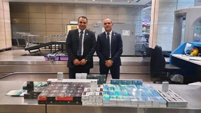 فوج سياحي قادم من الخارج.. جمارك مطار القاهرة تضبط محاولة تهريب سجائر وشيش إلكترونية