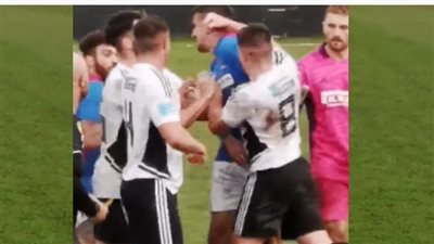 فاصل من ملاكمة كروية بديربي شمال ويلز.. والحكم يحسم الموقعة بطرد 7 لاعبين | فيديو