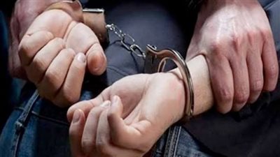 تفاصيل القبض على عاطل طعن والدته المسنة بـ 5 طعنات في سوهاج | بث مباشر