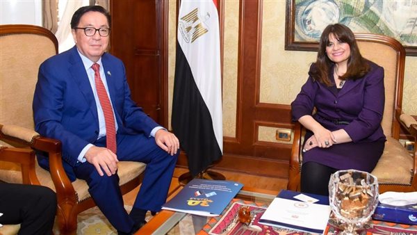 وزيرة الهجرة مع سفير