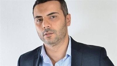 انهيار الفنان أحمد فريد خلال تشييع جثمان والده بالإسكندرية | بث مباشر