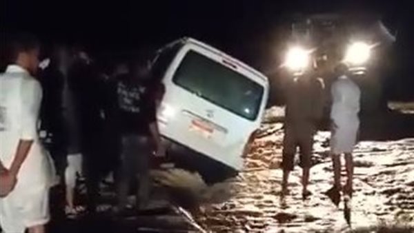 جنوح ميكروباص بسبب