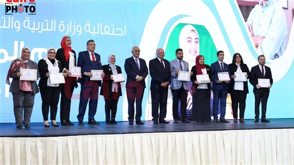 وزير التعليم يكرم