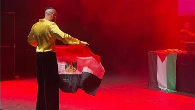 رفع العلم مدافعًا عن القضية الفلسطينية.. أبرز لقطات حفل ويجز في لندن