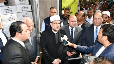 ضمن مبادرة حق الوطن.. وزير الأوقاف ومحافظ الجيزة يتفقدان توزيع 2 طن لحوم 