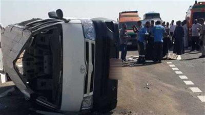 مصرع شخص وإصابة آخر في انقلاب ميكروباص على طريق قنا - سوهاج 