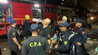 أهالي بور فؤاد يقدمون التحية لرجال المطافئ بشكل مختلف بعد إخماد حريق السوق | صور 