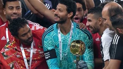 مؤمن زكريا يحتفل بكأس السوبر مع الأهلي.. ولاعبو الزمالك يستقبلونه بالأحضان