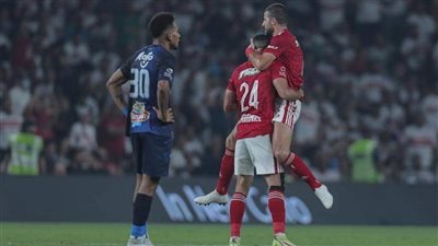 احتفالات جنونية من لاعبي الأهلي بعد التتويج بلقب كأس السوبر المصري | بث مباشر