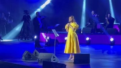 بـ أغنية مشاعر.. إليسا تدعم شيرين عبد الوهاب من حفلها بموسم الرياض