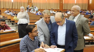 رئيس مياه أسيوط يتفقد سير الاختبارات التحريرية للمتقدمين لوظيفة مراقب أمن