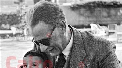 50 عاما على رحيل طه حسين.. كيف قدم تاريخ العقل الإنساني في قادة الفكر؟