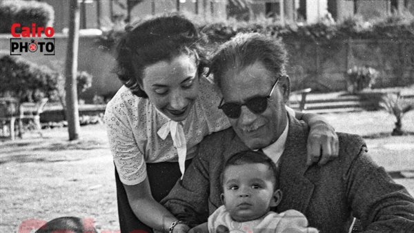 طه حسين مع حفيده