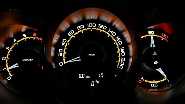  حساس السرعة في السيارة