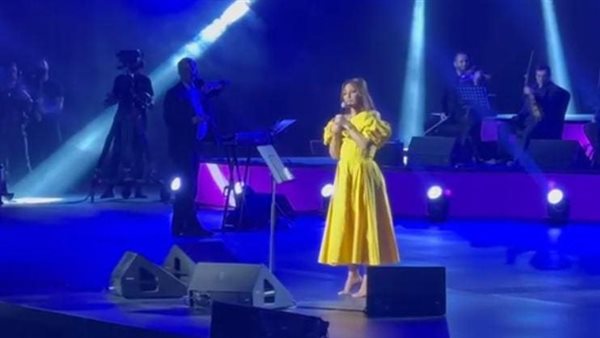 إليسا في حفلها بموسم