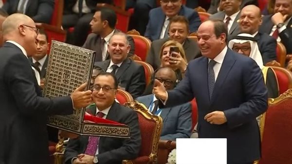 الرئيس السيسي يقبل