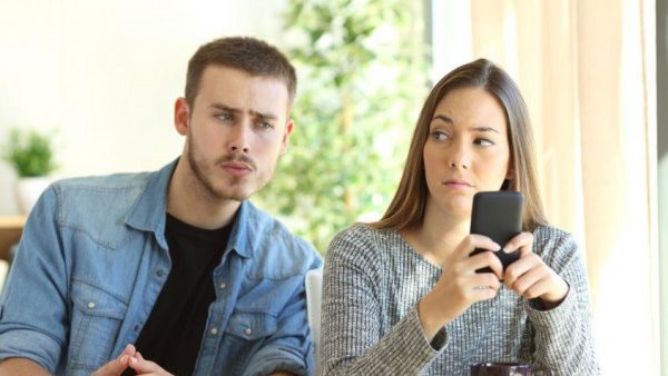  تجسسَ أحد الزوجين-