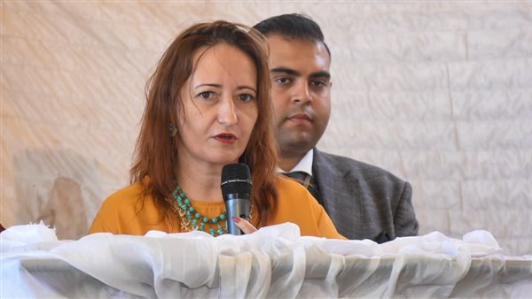 سائحة رومانية تشيد