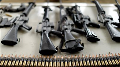 ضبط شخصين بأسلحة نارية في الإسكندرية وآخر متهم بقتل جاره لسرقته