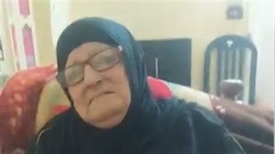 طالقة علينا الكلاب ومانعة عني الدكاترة.. مسنة تستغيث من أرملة نجلها بالمطرية | فيديو 