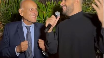 رقصة من القلب.. الجراح العالمي مجدي يعقوب يتفاعل مع غناء الفنان محمد حماقي لأغنية 