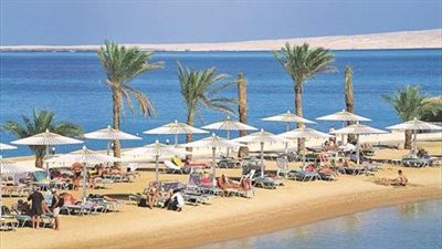 انتعاش السياحة واستقرار الطقس.. مطارا الغردقة ومرسى علم يستقبلان 21 ألف سائح اليوم | بث مباشر