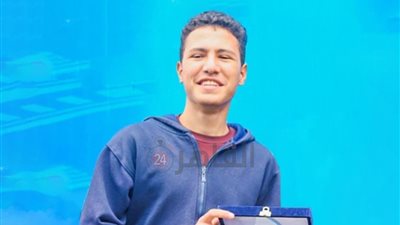 بكف اليد.. طالب بـ مدرسة التكنولوجيا التطبيقية بالقاهرة يبتكر خاصية للتحكم في أي جهاز | فيديو