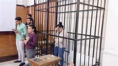 طلاب في القفص.. كلية حقوق تنشئ محكمة صورية داخل المدرج لتدريب الطلاب على الترافع