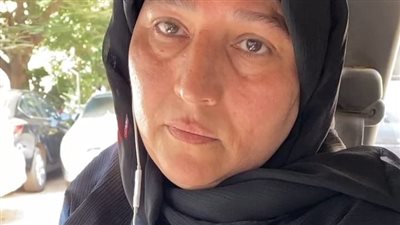 شاب يُصيب فتاة بجروح في وجهها بـ باب الشعرية.. ووالدته: ابني محترم وكان بيدافع عن نفسه | بث مباشر