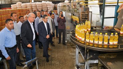 محافظ الغربية يتفقد مصانع المبيدات والمالية والزيوت والصابون بكفر الزيات