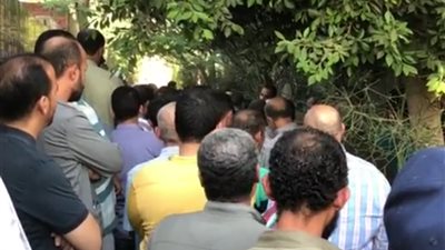 انهيار زملاء وجيران مدرس الرياضيات المتوفى بإحدى مدارس شبرا الخيمة أثناء تشييع جنازته