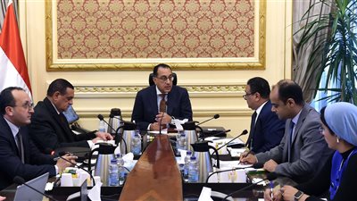 رئيس الوزراء يوجه بتقييم الشركات المتعاقد معها بمنظومة النظافة ببعض أحياء القاهرة