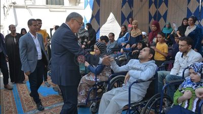 محافظ المنيا يسٌلم 124 كرسيا متحركا لذوي الهمم لدعم الأسر الأكثر احتياجا