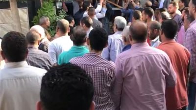 أهالي القليوبية يشيعون جثمان معلم توفي أثناء شرحه للطلاب.. وزملائه: كتب الدرس وابتسم للأطفال ومات | بث مباشر 