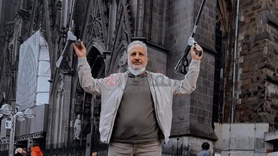 رحلة إنسانية بـ أطراف صناعية.. قصة مسعف ليبي تحدى القصف لـ إنقاذ المصابين بطرابلس