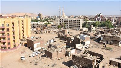 محافظ أسوان يتابع مشروعات تطوير العشوائيات: لن يسمح بإعادة إنشاء أي منازل أو مبانٍ بمخرات السيول